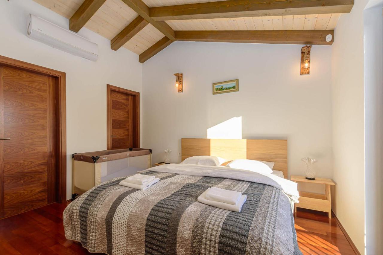 Villa David - Luxurious Secluded Villa With A Heated Pool Butkovići 외부 사진