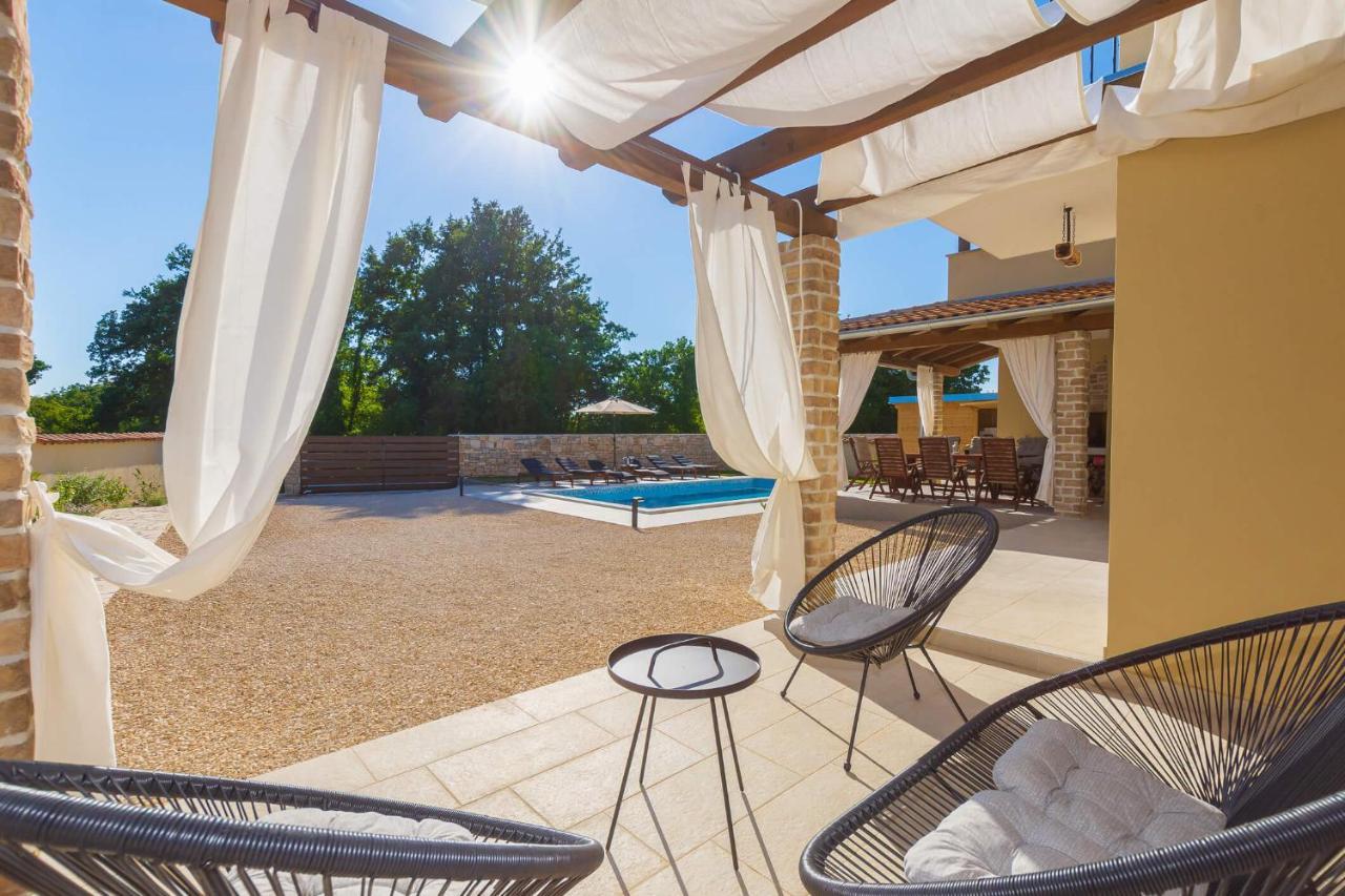 Villa David - Luxurious Secluded Villa With A Heated Pool Butkovići 외부 사진